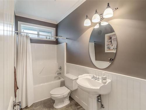 1745 Country Hills Dr, Nanaimo, BC - Indoor Photo Showing Bathroom