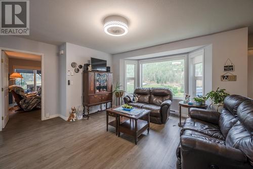 20577 Garnet Valley Road, Summerland, BC - Indoor Photo Showing Living Room