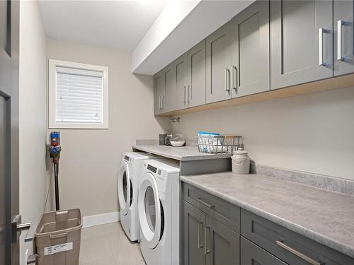 1363 College Dr, Nanaimo, BC - Indoor Photo Showing Laundry Room