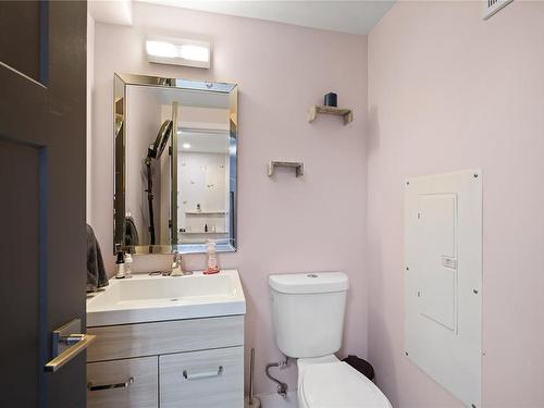 1363 College Dr, Nanaimo, BC - Indoor Photo Showing Bathroom