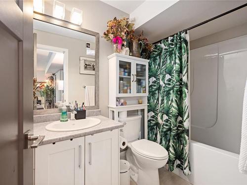 1363 College Dr, Nanaimo, BC - Indoor Photo Showing Bathroom