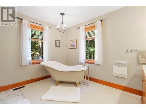 3328 Roncastle Road, Blind Bay, BC - Indoor Photo Showing Bathroom