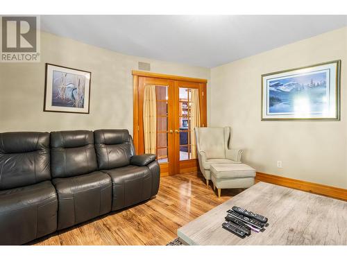 3328 Roncastle Road, Blind Bay, BC - Indoor Photo Showing Living Room