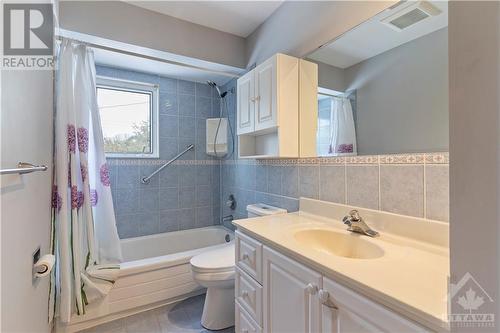1137 Hartwell Road, Manotick, ON - Indoor Photo Showing Bathroom