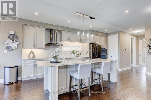 72 Hartney Dr, Richmond Hill, ON - Indoor Photo Showing Kitchen With Upgraded Kitchen