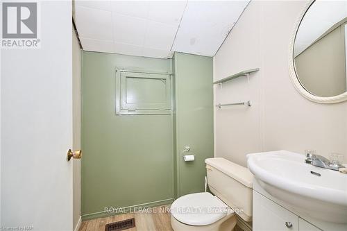 58 Court St, St. Catharines, ON - Indoor Photo Showing Bathroom