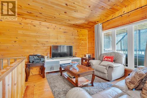 11447 Highway 41, Addington Highlands, ON - Indoor Photo Showing Living Room