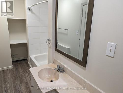 74-76 St Paul St E, St. Catharines, ON - Indoor Photo Showing Bathroom