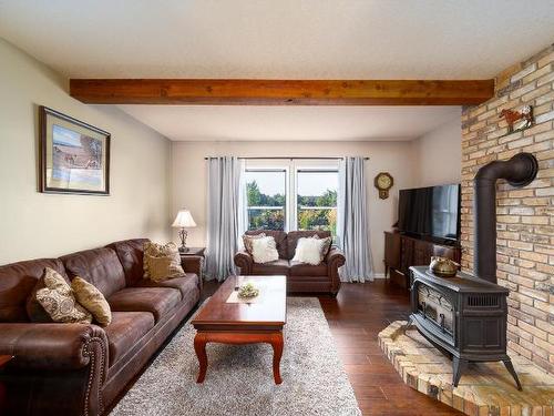 863 Wawn Road, Kamloops, BC - Indoor Photo Showing Living Room