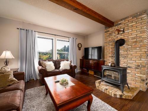863 Wawn Road, Kamloops, BC - Indoor Photo Showing Living Room With Fireplace