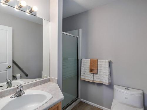 301-3858 Brown Road, West Kelowna, BC - Indoor Photo Showing Bathroom