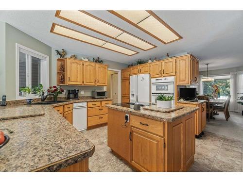 2851 20 Avenue, Salmon Arm, BC - Indoor Photo Showing Kitchen With Double Sink