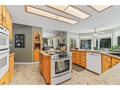 2851 20 Avenue, Salmon Arm, BC - Indoor Photo Showing Kitchen