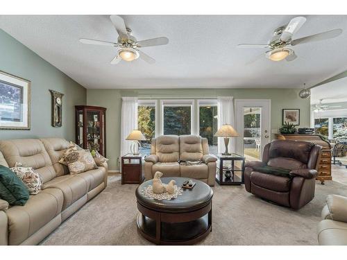 2851 20 Avenue, Salmon Arm, BC - Indoor Photo Showing Living Room