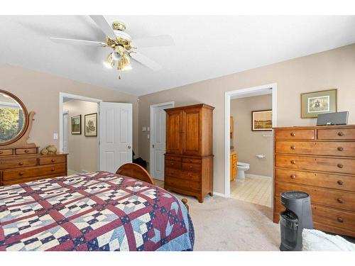 2851 20 Avenue, Salmon Arm, BC - Indoor Photo Showing Bedroom