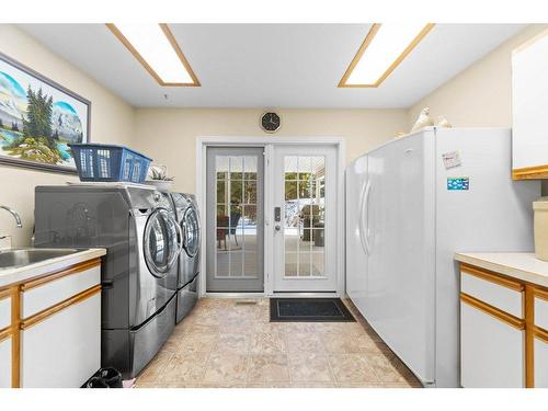 2851 20 Avenue, Salmon Arm, BC - Indoor Photo Showing Laundry Room