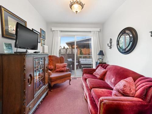935 Argyle Street, Penticton, BC - Indoor Photo Showing Living Room