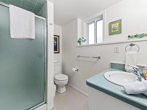935 Argyle Street, Penticton, BC - Indoor Photo Showing Bathroom