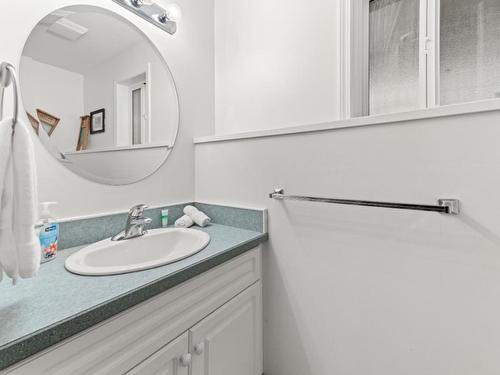 935 Argyle Street, Penticton, BC - Indoor Photo Showing Bathroom