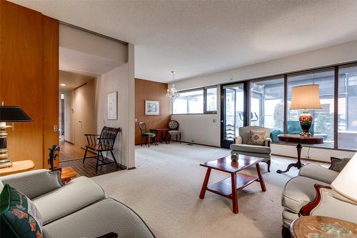 371 Francis Avenue, Kelowna, BC - Indoor Photo Showing Living Room