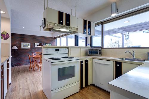 371 Francis Avenue, Kelowna, BC - Indoor Photo Showing Kitchen