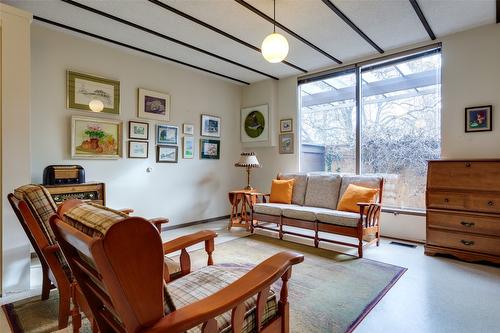 371 Francis Avenue, Kelowna, BC - Indoor Photo Showing Living Room