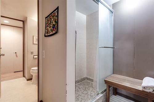 371 Francis Avenue, Kelowna, BC - Indoor Photo Showing Bathroom