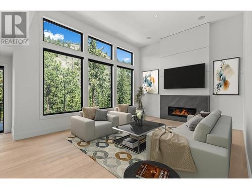 1540 Cabernet Way, West Kelowna, BC - Indoor Photo Showing Living Room With Fireplace