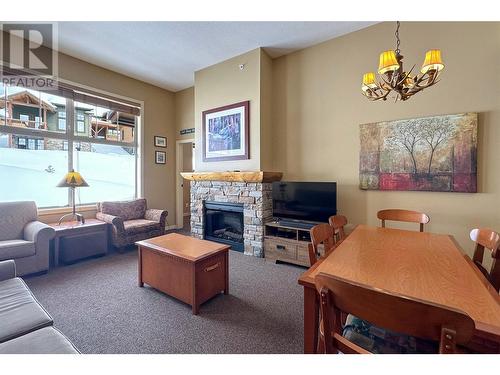 255 Feathertop Way Unit# 320, Big White, BC - Indoor Photo Showing Living Room With Fireplace