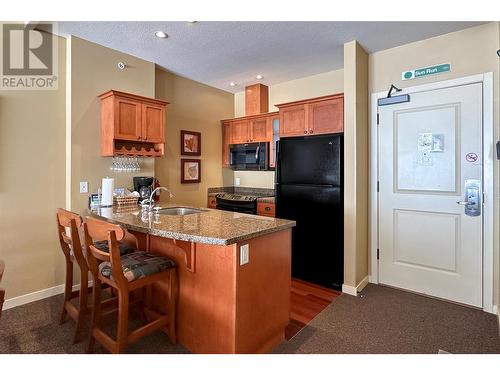 255 Feathertop Way Unit# 320, Big White, BC - Indoor Photo Showing Kitchen