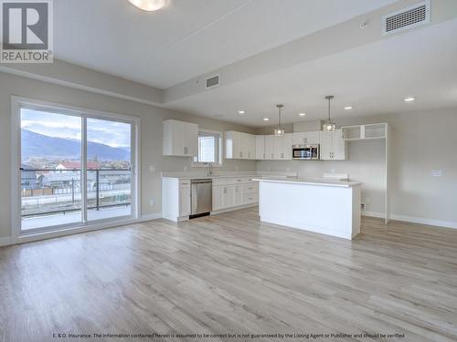 5640 51St Street Unit# 303, Osoyoos, BC - Indoor Photo Showing Living Room