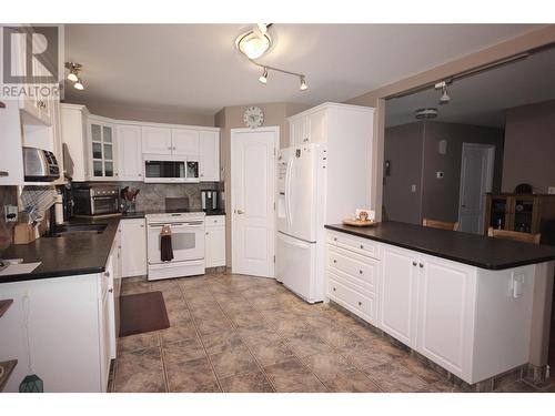 557 Red Wing Drive, Penticton, BC - Indoor Photo Showing Kitchen