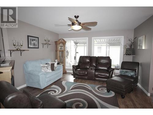 557 Red Wing Drive, Penticton, BC - Indoor Photo Showing Living Room