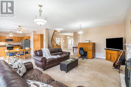 4 Silvercreek Cres, Barrie, ON - Indoor Photo Showing Living Room