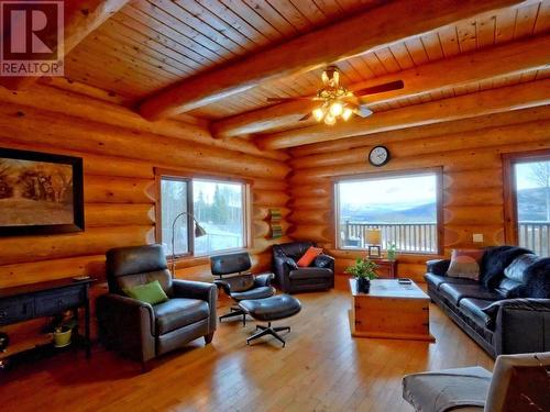 7665 Eagan Lake Road, Bridge Lake, BC - Indoor Photo Showing Living Room