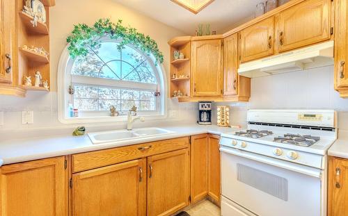 2410 Aspen Place, Creston, BC - Indoor Photo Showing Kitchen With Double Sink