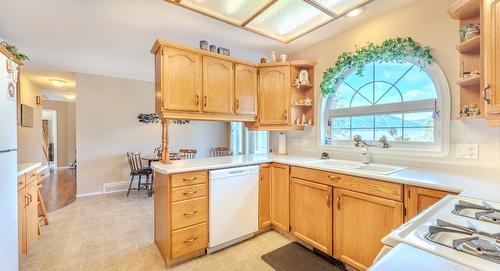 2410 Aspen Place, Creston, BC - Indoor Photo Showing Kitchen