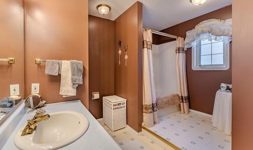 2410 Aspen Place, Creston, BC - Indoor Photo Showing Bathroom