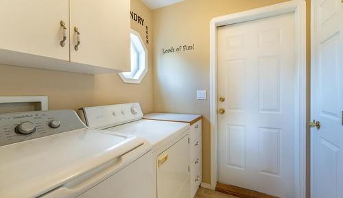 2410 Aspen Place, Creston, BC - Indoor Photo Showing Laundry Room