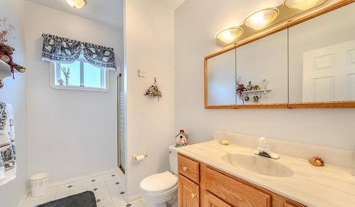 2410 Aspen Place, Creston, BC - Indoor Photo Showing Bathroom