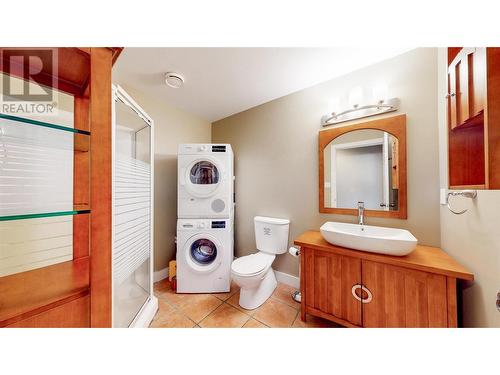 614 Wilson Mountain Road, Oliver, BC - Indoor Photo Showing Bathroom