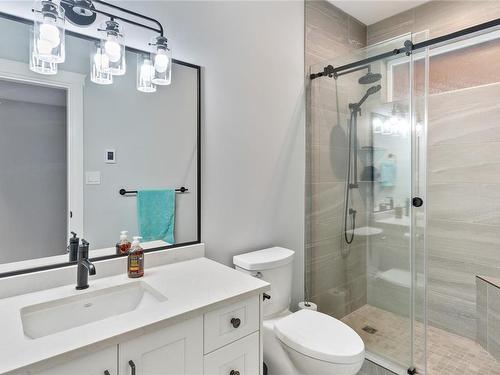 2047 Oakhill Pl, Duncan, BC - Indoor Photo Showing Bathroom
