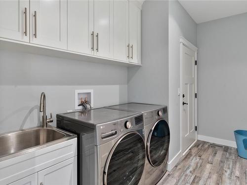 2047 Oakhill Pl, Duncan, BC - Indoor Photo Showing Laundry Room