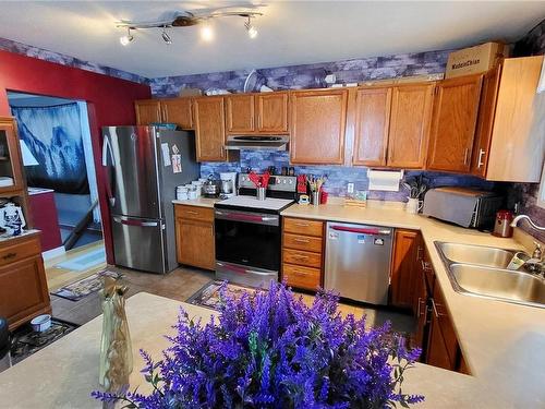 4566 Beale St, Port Alberni, BC - Indoor Photo Showing Kitchen With Double Sink