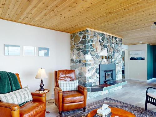 6765 Klahanie Dr, Powell River, BC - Indoor Photo Showing Living Room With Fireplace