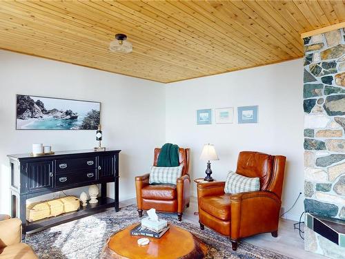6765 Klahanie Dr, Powell River, BC - Indoor Photo Showing Living Room