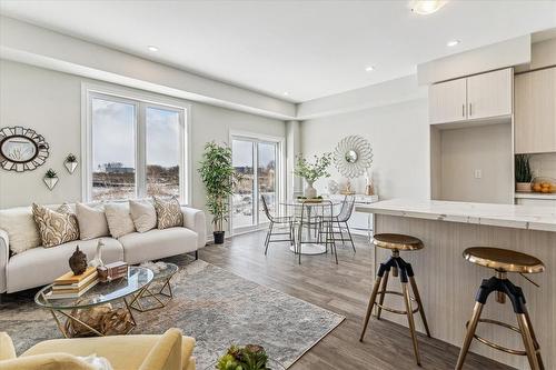 115 Aquasanta Crescent, Hamilton, ON - Indoor Photo Showing Living Room