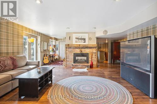 95 Credit Road, Caledon, ON - Indoor Photo Showing Living Room With Fireplace