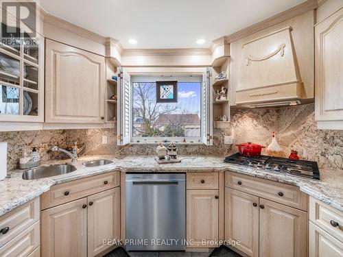 15 Blackthorn Lane, Brampton, ON - Indoor Photo Showing Kitchen With Double Sink With Upgraded Kitchen