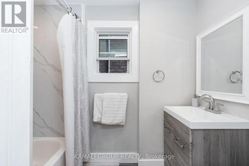 38 Inchbury Street, Hamilton, ON - Indoor Photo Showing Bathroom